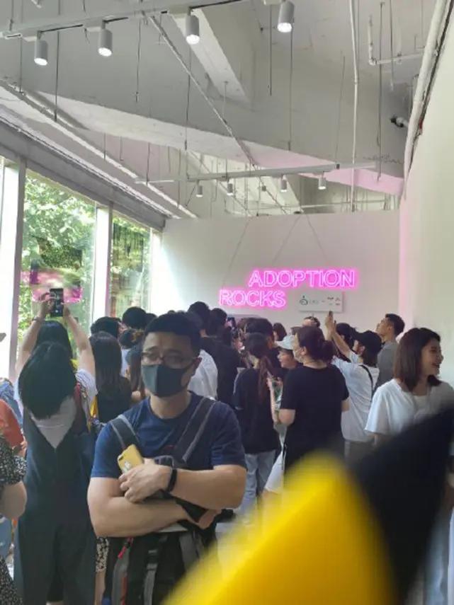 孙俪带儿女久违露面 等等“暴风抽高”到妈妈肩膀