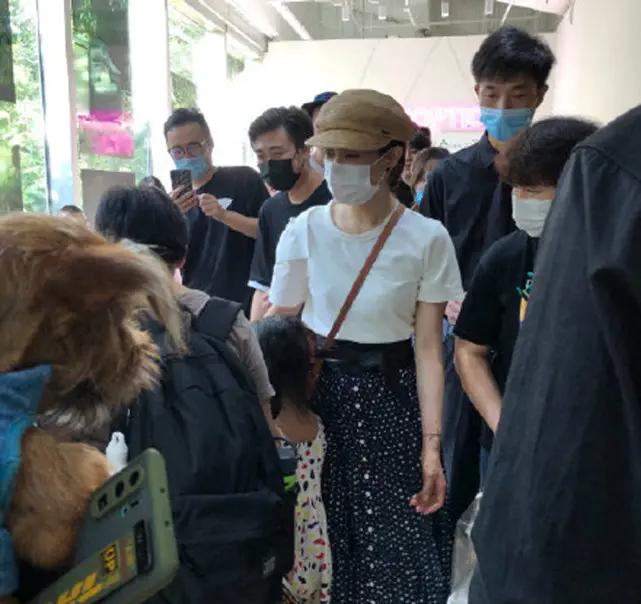 孙俪带儿女久违露面 等等“暴风抽高”到妈妈肩膀