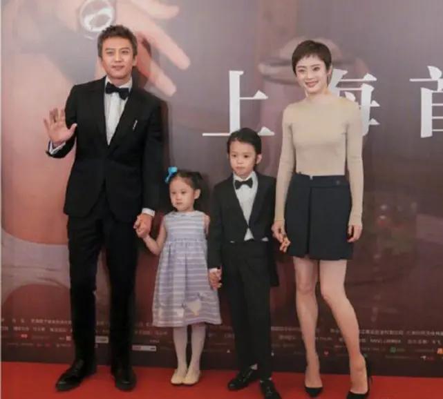 孙俪带儿女久违露面 等等“暴风抽高”到妈妈肩膀