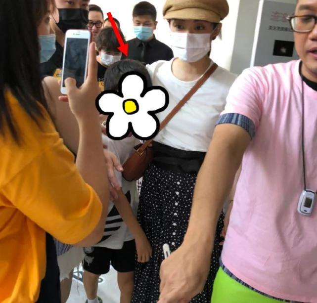 孙俪带儿女久违露面 等等“暴风抽高”到妈妈肩膀