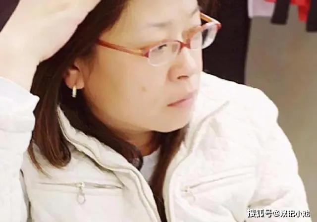 57岁偶像剧导演杨冠玉葬礼:林依晨哭得双眼通红