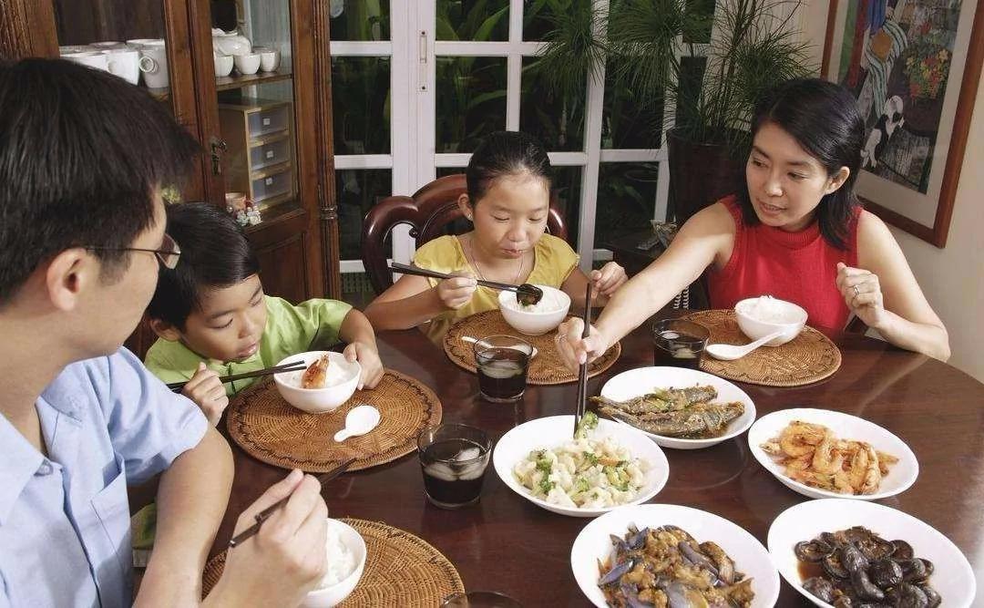 8歲孩子參加聚會吃飯到處跑 孩子這4個餐桌習慣 應從小養成 1 20200717111032570