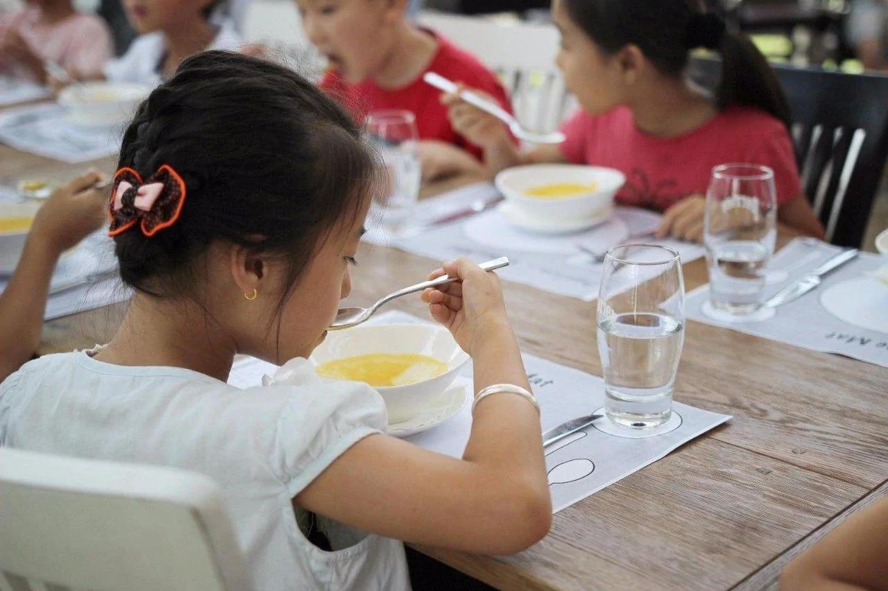 8歲孩子參加聚會吃飯到處跑 孩子這4個餐桌習慣 應從小養成 2 20200717111033869