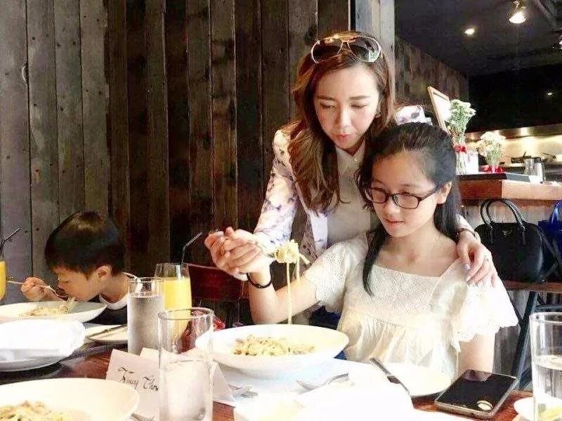 8歲孩子參加聚會吃飯到處跑 孩子這4個餐桌習慣 應從小養成 3 20200717111034858