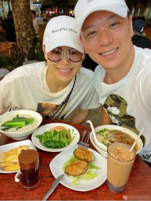 李乘德陪儿子理发 胡杏儿拍下父子同框侧脸 奕霆翻白眼表情萌化