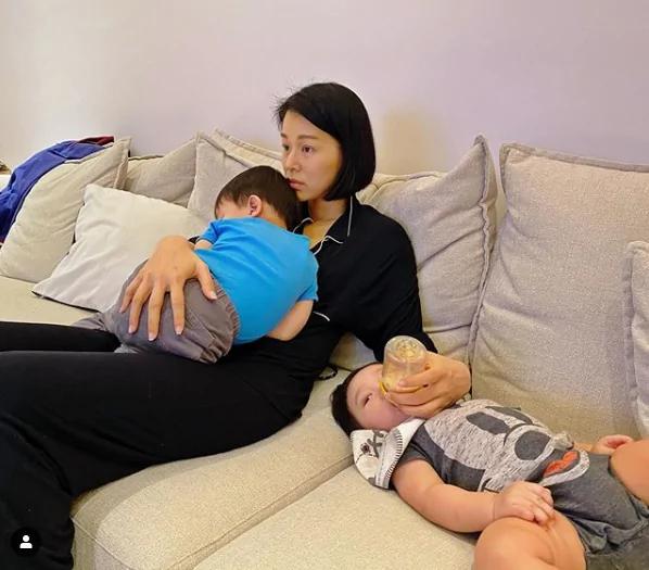 李乘德陪儿子理发 胡杏儿拍下父子同框侧脸 奕霆翻白眼表情萌化