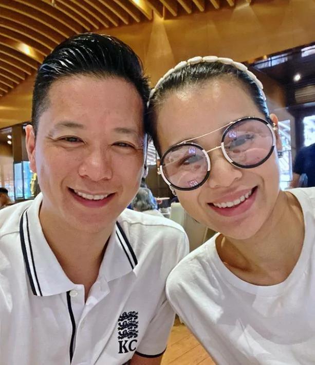 李乘德陪儿子理发 胡杏儿拍下父子同框侧脸 奕霆翻白眼表情萌化