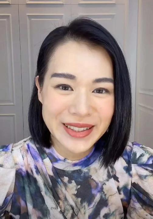 李乘德陪儿子理发 胡杏儿拍下父子同框侧脸 奕霆翻白眼表情萌化
