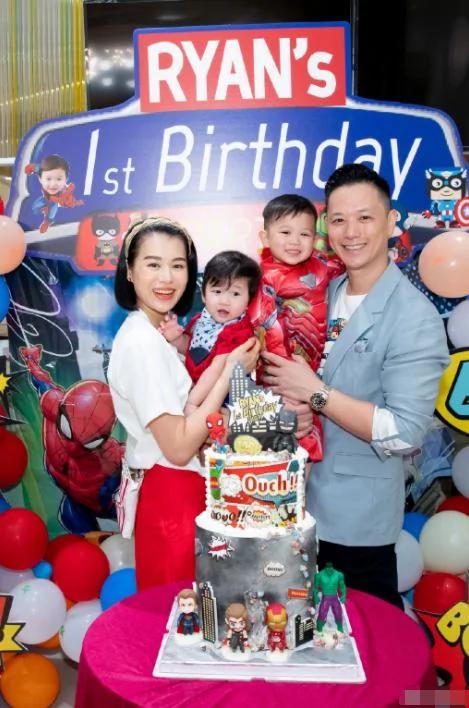 李乘德陪儿子理发 胡杏儿拍下父子同框侧脸 奕霆翻白眼表情萌化