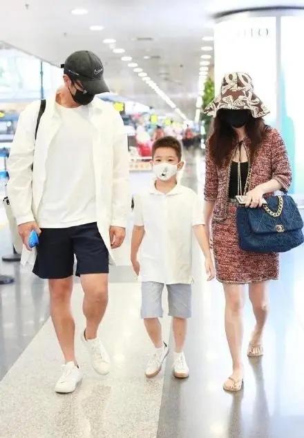 杜江一家三口机场同框 6岁嗯哼与爸爸推行李 霍思燕拎名包独自美丽