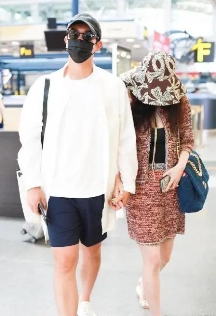 杜江一家三口机场同框 6岁嗯哼与爸爸推行李 霍思燕拎名包独自美丽