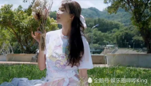 林志玲为公益拍写真 脚踩恨天高造型百变可盐可甜 与男子比心萌萌哒