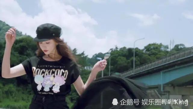 林志玲为公益拍写真 脚踩恨天高造型百变可盐可甜 与男子比心萌萌哒