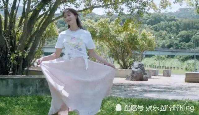 林志玲为公益拍写真 脚踩恨天高造型百变可盐可甜 与男子比心萌萌哒