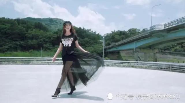 林志玲为公益拍写真 脚踩恨天高造型百变可盐可甜 与男子比心萌萌哒