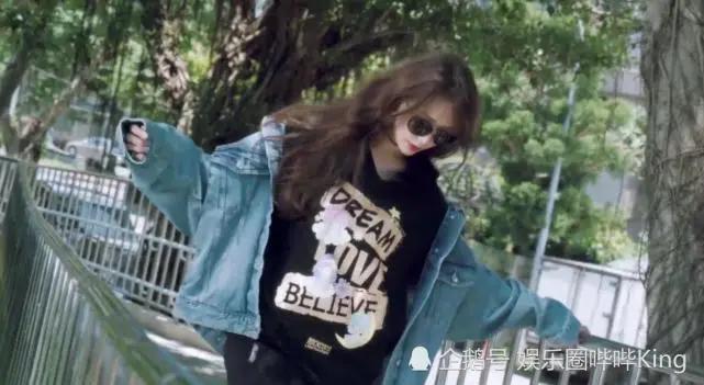 林志玲为公益拍写真 脚踩恨天高造型百变可盐可甜 与男子比心萌萌哒
