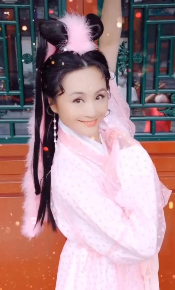 曹颖自曝拍戏时头顶老式大吊扇突然坠地 差点被砸到 吓得直流泪