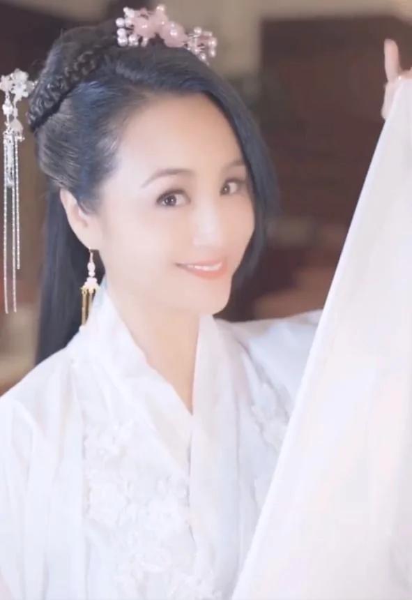 曹颖自曝拍戏时头顶老式大吊扇突然坠地 差点被砸到 吓得直流泪