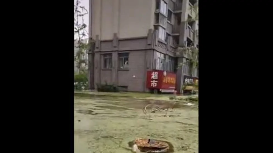 7月22日安徽合肥一小區一樓已經被洪水淹沒。（視頻截圖）