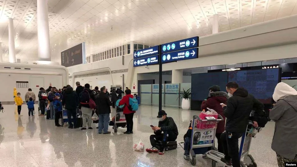 美國外交人員2020年2月7日在中國武漢天河機場準備搭乘美國國務院安排的包機返回美國。
