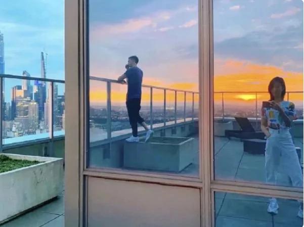 许婧抱男友吉他享受男友拍照 笑得一脸幸福 甜蜜表白“走天涯”