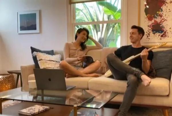 许婧抱男友吉他享受男友拍照 笑得一脸幸福 甜蜜表白“走天涯”