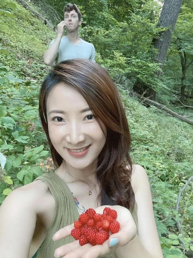 许婧抱男友吉他享受男友拍照 笑得一脸幸福 甜蜜表白“走天涯”
