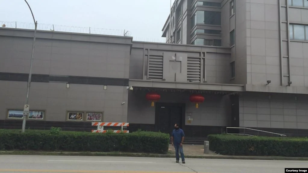 中国驻休斯顿总领事馆降下中国国旗卸下国徽