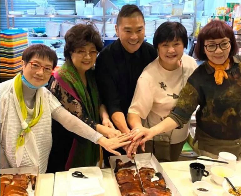 62岁著名设计师初步确诊!14天前与歌坛天后亲密合影 且没戴口罩