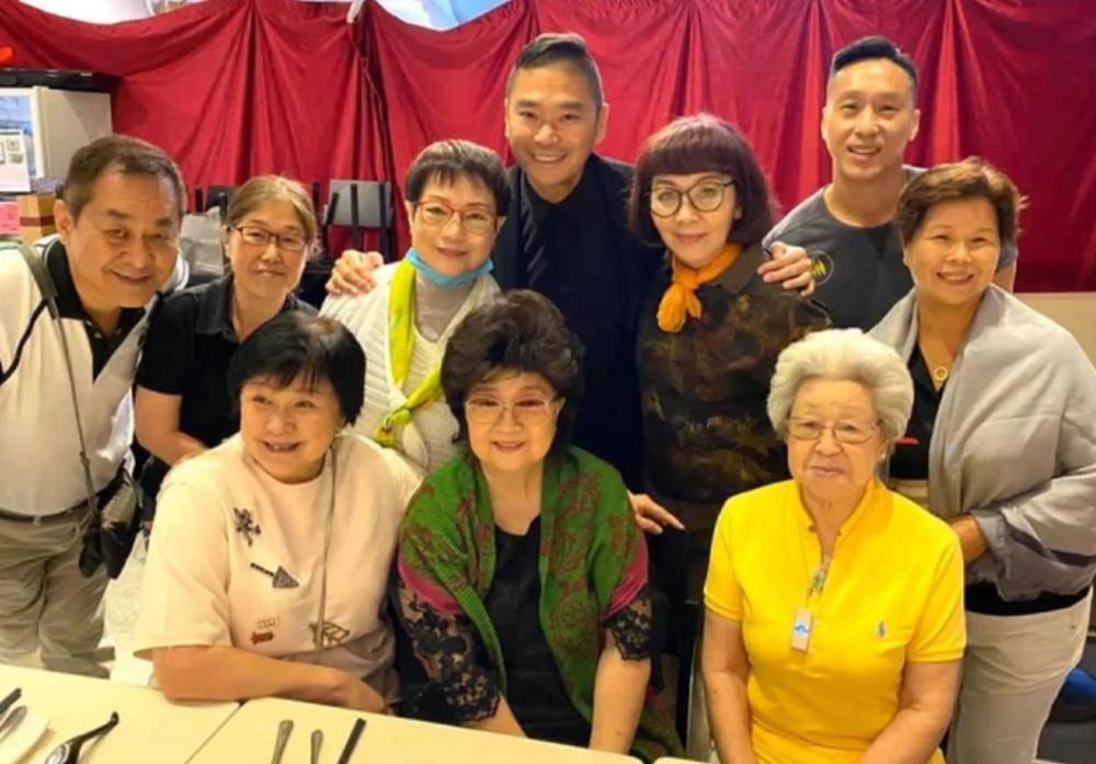 62岁著名设计师初步确诊!14天前与歌坛天后亲密合影 且没戴口罩