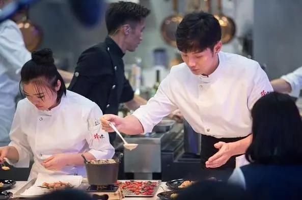 杨丞琳连菜都不会切?自曝家中厨房还是样板屋 老公李荣浩是大厨