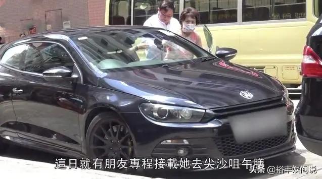 83岁余慕莲消瘦一圈靠拐行走 内地捐小学仍富贵 自言:我大把钱