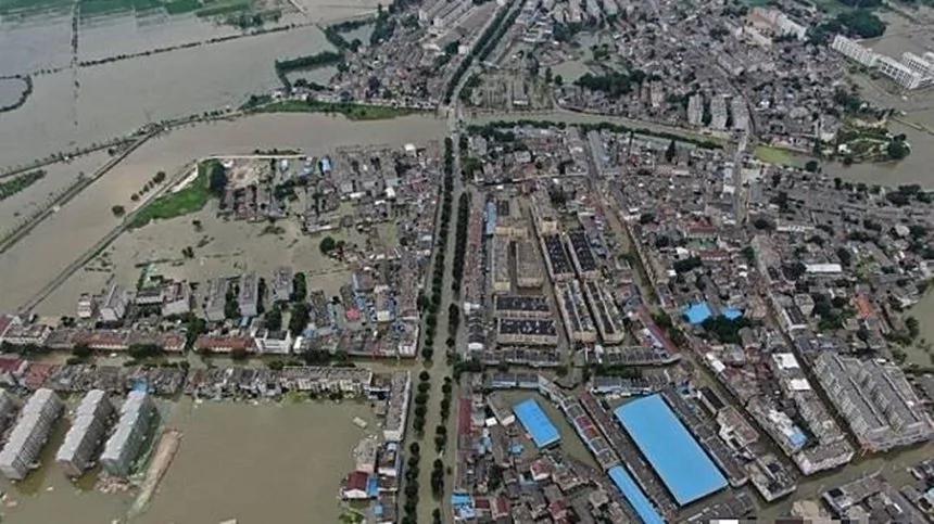 2020年7月23日，航拍安徽巢湖柘皋鎮，大部分街道被洪水圍困。（圖擷取自網路）