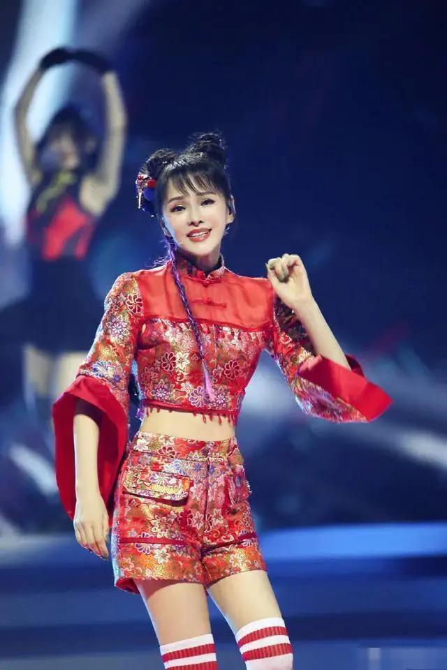 52岁伊能静国风造型超减龄 哪吒头配巴掌腰像小姑娘