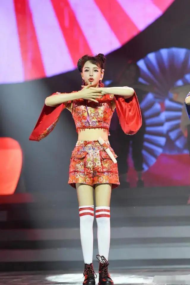 52岁伊能静国风造型超减龄 哪吒头配巴掌腰像小姑娘