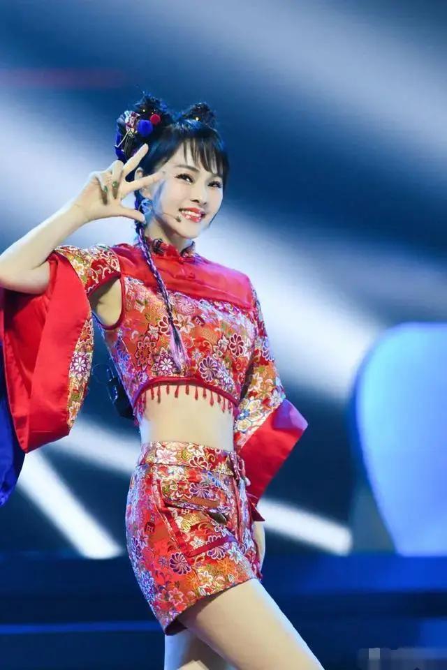 52岁伊能静国风造型超减龄 哪吒头配巴掌腰像小姑娘