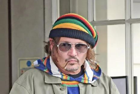 沈腾片场脚踩拖鞋穿花裤衩喜感十足 获姐姐沈娜夸赞比德普帅
