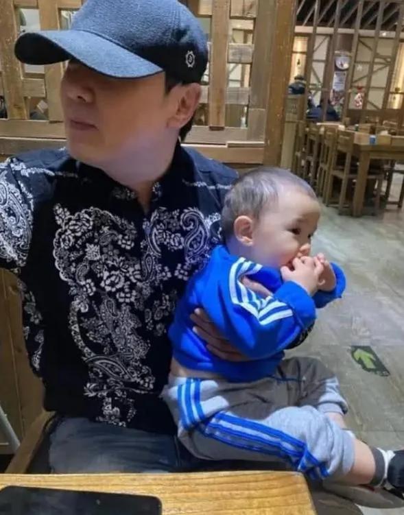沈腾片场脚踩拖鞋穿花裤衩喜感十足 获姐姐沈娜夸赞比德普帅