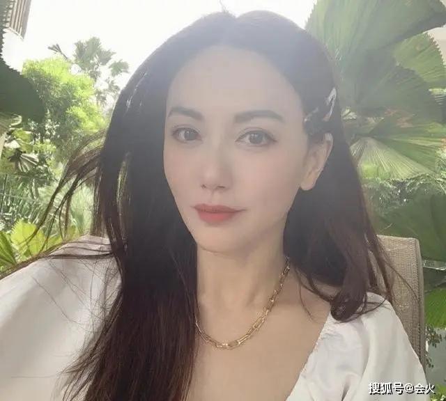 "最美殷素素"晒照 鹅蛋脸变"锥子脸"