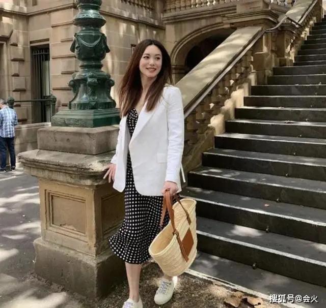 "最美殷素素"晒照 鹅蛋脸变"锥子脸"