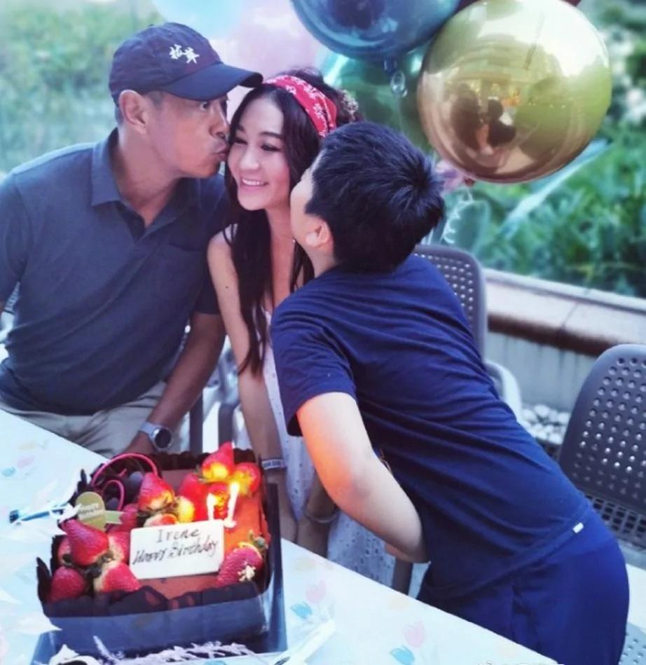 温碧霞晒庆生照 一家三口合影温馨幸福 53岁穿着打扮仍很少女