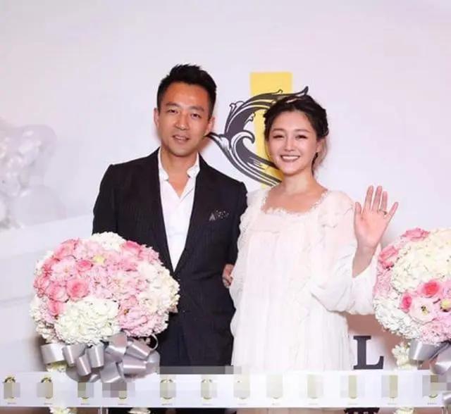 汪小菲结婚10周年重回旧地 带大S海边度假送惊喜实力宠妻