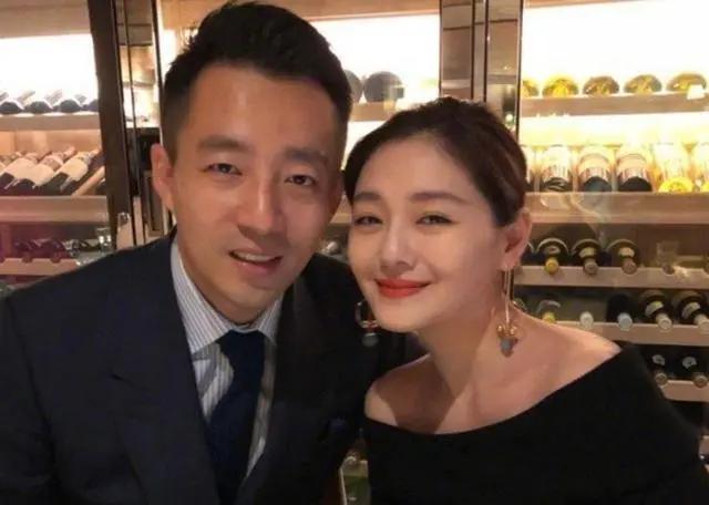 汪小菲结婚10周年重回旧地 带大S海边度假送惊喜实力宠妻