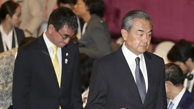 中共外交部长王毅被指是“战狼”代表人物，图为王毅（右）2019年8月2日在泰国曼谷参加东盟外长会议。（美联社）