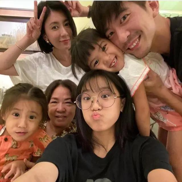 梧桐妹晒祖孙三代同框 咘咘表情超多巨可爱
