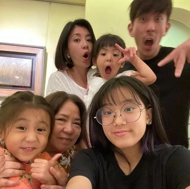 梧桐妹晒祖孙三代同框 咘咘表情超多巨可爱