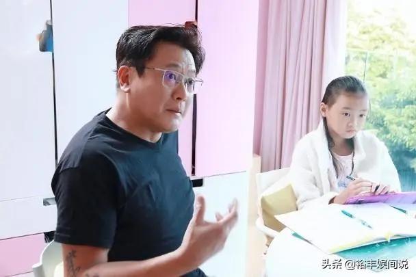魏骏杰带9岁女儿去坟场接受教育 自言有一天会死 要女儿靠自己