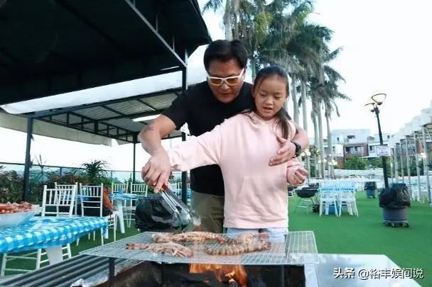 魏骏杰带9岁女儿去坟场接受教育 自言有一天会死 要女儿靠自己