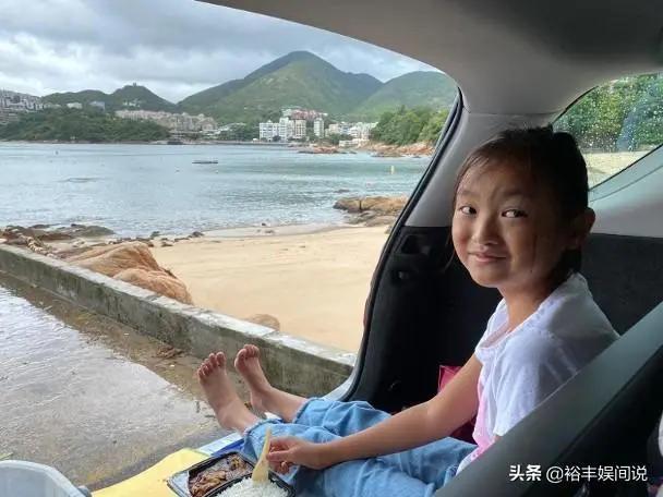 魏骏杰带9岁女儿去坟场接受教育 自言有一天会死 要女儿靠自己