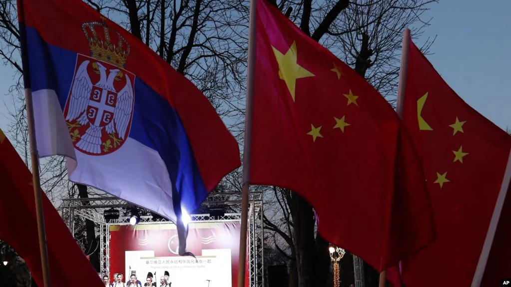 資料照：塞爾維亞人在貝爾格萊德揮舞塞爾維亞與中國國旗。（2020年2月22日）